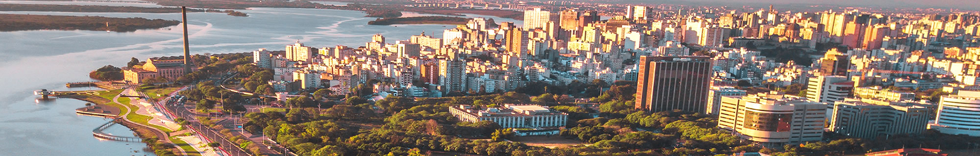 Imagem aérea do cais e o centro de Porto Alegre